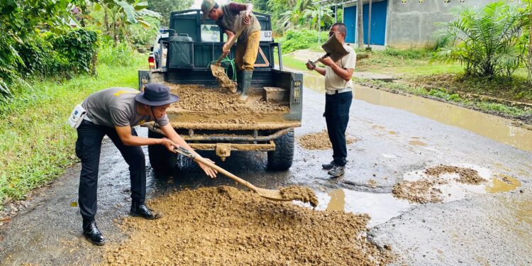 Polantas di Bartim Tambal Jalan Negara Berlubang