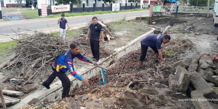 Jaga Lingkungan Tetap Bersih, Pegawai Diskominfosantik Bartim Gotong Royong