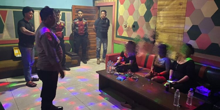 Pengunjung Tempat Hiburan Malam Dites Urine Polisi
