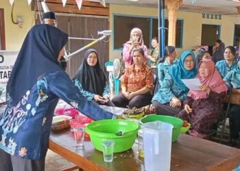 Kader PKK Desa Matabu Dilatih Membuat Kue Basah
