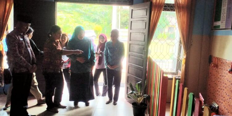 Pojok Bermain sebagai wadah anak ketika menemani orang tua berurusan di kantor kecamatan