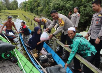 Polres Bartim Salurkan Bantuan Sosial untuk Korban Banjir di Desa Telang Baru