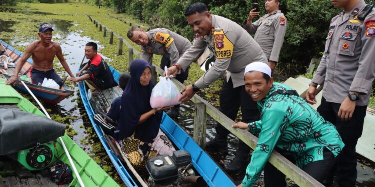 Polres Bartim Salurkan Bantuan Sosial untuk Korban Banjir di Desa Telang Baru