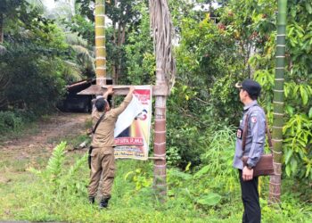 Penertiban alat peraga kampanye oleh tim gabungan Bawaslu, Satpol PP, Polri, dan Dishub Bartim.