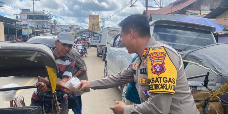 Satlantas Polres Bartim berbagi dengan masyarakat di Ampah Kecamatan Dusun Tengah.