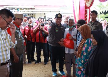Wakil Gubernur Kalimantan Tengah, H. Edi Pratowo, melakukan peninjauan dan membuka Pasar Penyeimbang di Kabupaten Barito Timur.
