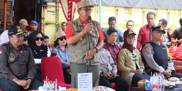 Pasar penyeimbang yang diselenggarakan oleh Pemerintah Provinsi Kalimantan Tengah, mampu meringankan beban masyarakat, di Kecamatan Pematang Karau.