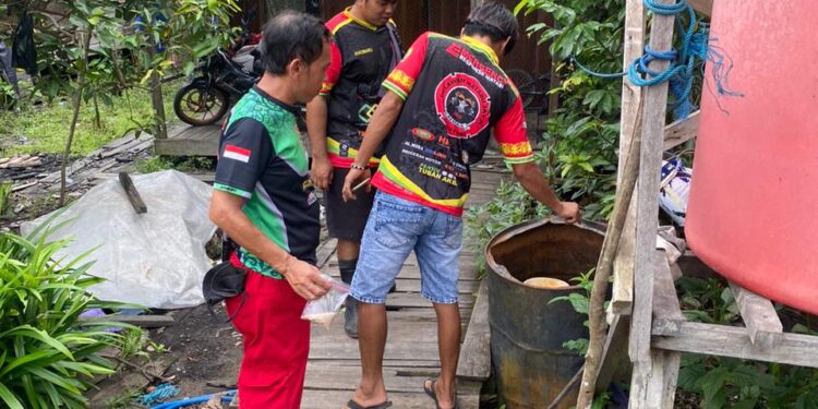 Upaya pencegahan dengan semangat gotong royong melakukan pembersihan tempat penampungan dan menaburkan bubut abate
