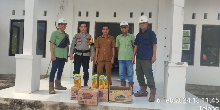PT. Indopenta Sejahtera Abadi menyerahkan bantuan kepada desa yang terdampak banjir.