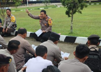 Wakapolres Bartim Andika Rama memberikan arahan terkait pengamanan TPS kepada personil.
