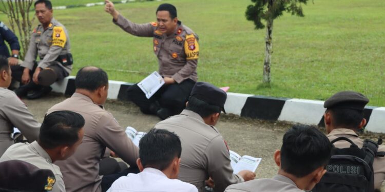 Wakapolres Bartim Andika Rama memberikan arahan terkait pengamanan TPS kepada personil.
