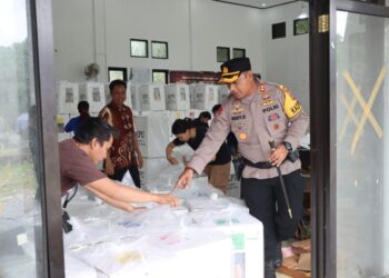 Kapolres Barito Timur Cek dan Pantau Distribusi Kotak Suara Pemilu Menuju PPK