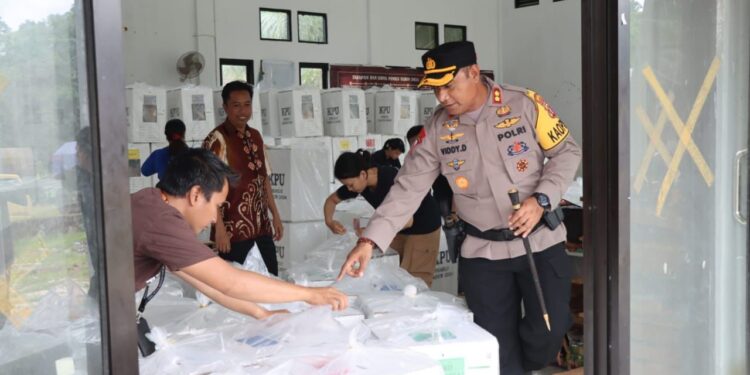 Kapolres Barito Timur Cek dan Pantau Distribusi Kotak Suara Pemilu Menuju PPK