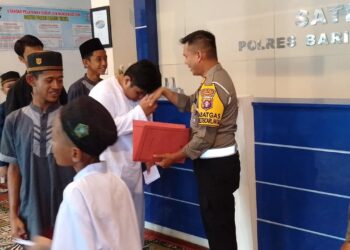 Jumat Berkah : Satlantas Polres Bartim Bagikan Sembako ke Anak Yatim