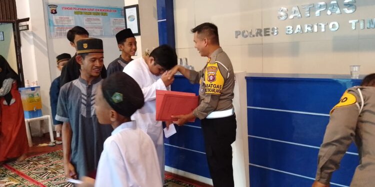 Jumat Berkah : Satlantas Polres Bartim Bagikan Sembako ke Anak Yatim