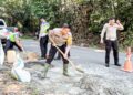 Cegah Kecelakaan, Polantas di Barito Timur Tambal dan Perbaiki Jalan Rusak