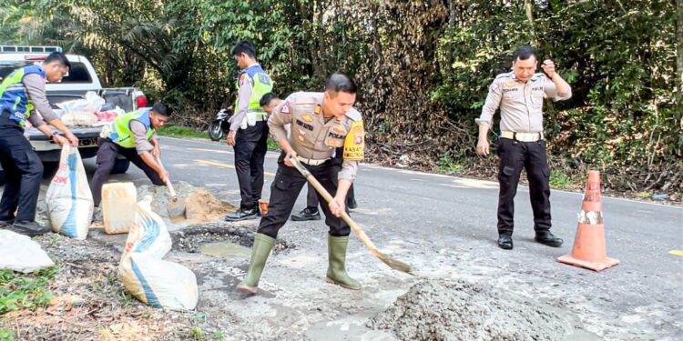 Cegah Kecelakaan, Polantas di Barito Timur Tambal dan Perbaiki Jalan Rusak