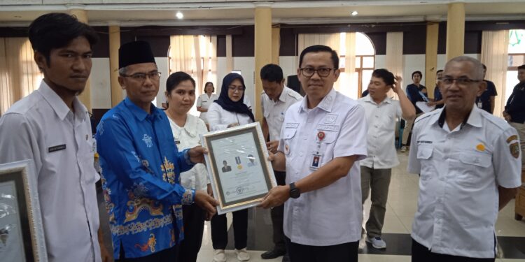 Dukungan maksimal dari seluruh aparatur desa untuk menjamin kelancaran pelaksanaan Pemilihan Umum (Pemilu) serentak tahun 2024.