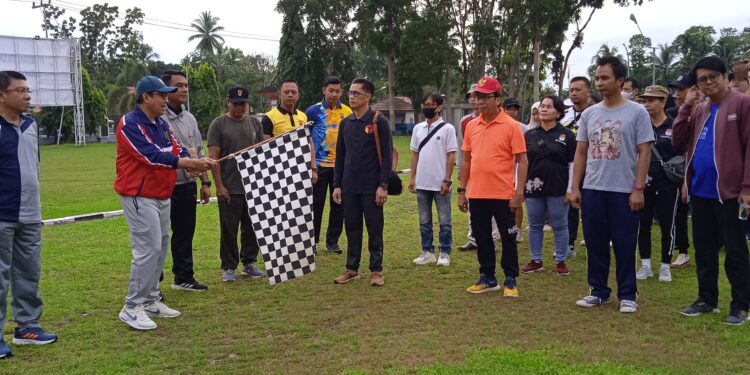 Semangat peserta Jalan Sehat Deklarasi Pemilu 2024 yang mengikuti.