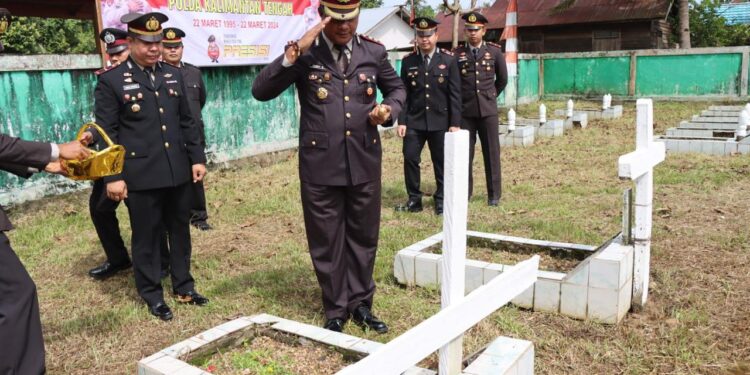 Polres Barito Timur Peringati HUT ke – 29 Polda Kalteng dengan Ziarah ke Makam Pahlawan
