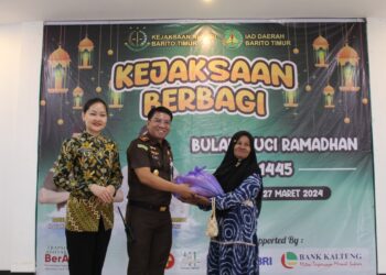 Kejari Barito Timur Berbagi Bahan Pokok Gratis untuk Masyarakat