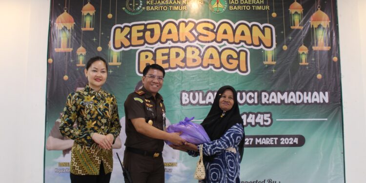 Kejari Barito Timur Berbagi Bahan Pokok Gratis untuk Masyarakat