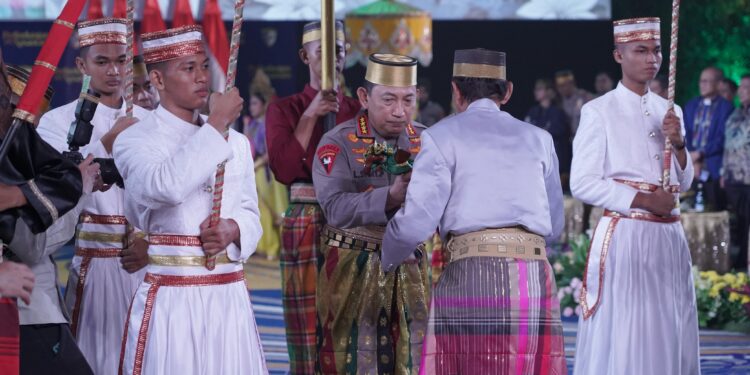Kapolri Jenderal Listyo Sigit Prabowo Dianugerahi Gelar Adat Pusaka di Sulawesi Selatan