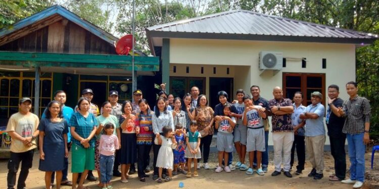 Kapolres Barito Timur Serahkan Kunci Rumah Pastori di Desa Betang Nalong