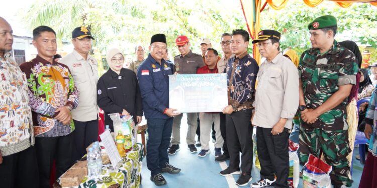 Pemprov Kalteng Serahkan 20 Ekor Sapi untuk Kurban dan Gelar Pasar Murah di Barito Timur