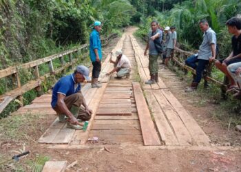 PT KSL Tunjukkan Kepedulian Sosial dengan Memperbaiki Jembatan Ranu Mareh Tapian Hante di Barito Timur