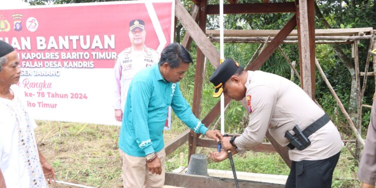 Kapolres Barito Timur Berikan Bantuan Sarana Air Bersih untuk Langgar Al-Fallah