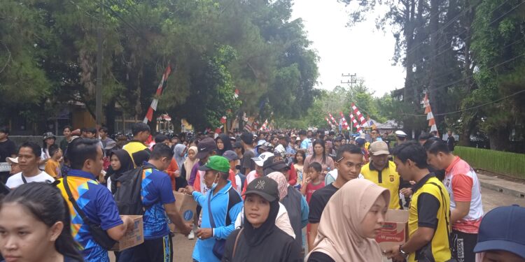 Jalan Sehat Hari Bhayangkara Ke-78 dengan Ribuan Peserta Sukses Digelar Polres Barito Timur