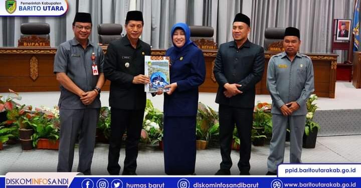 Pj Bupati Barito Utara Serahkan Rancangan KUA dan PPAS TA 2025 ke DPRD