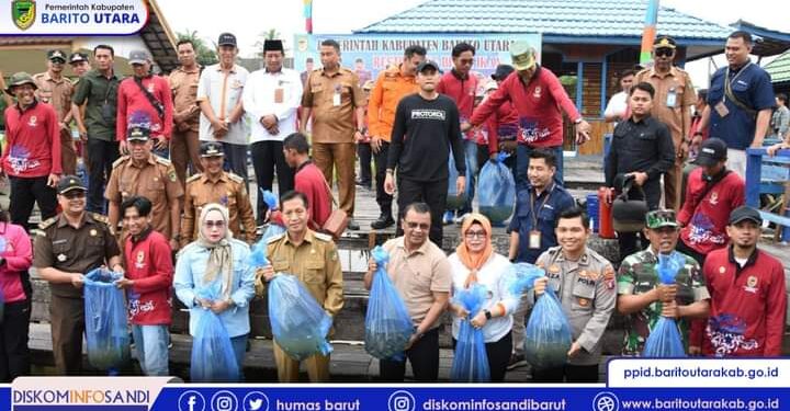 Pemkab Barito Utara Tebar 74 Ribu Benih Ikan di DAM Trinsing