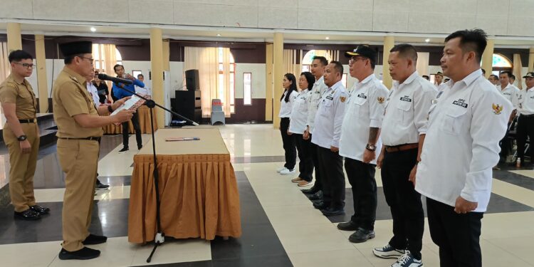 Pj Bupati Barito Timur Kukuhkan Pengurus APDESI Baru, Harapkan Sinergi Demi Pembangunan Desa