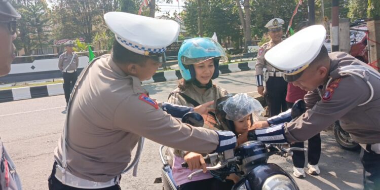 Operasi Patuh Telabang 2024 : Polres Barito Timur Berikan 175 Teguran kepada Pengendara Lalai