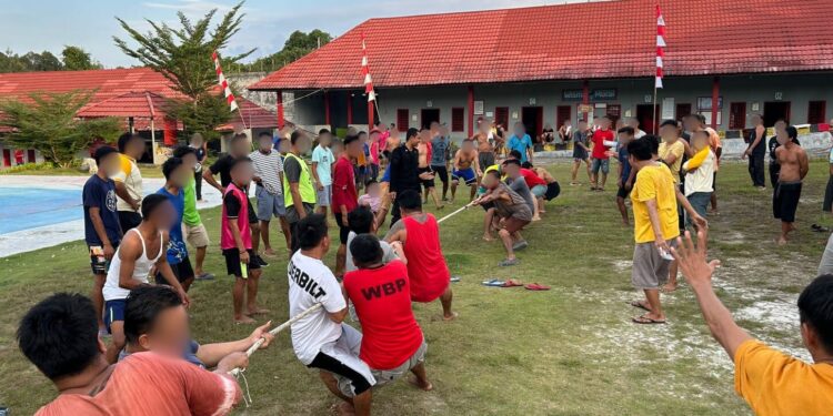 Perlombaan Tarik Tambang Meriahkan HUT Kemerdekaan RI dan Hari Pengayoman Ke-79 di Rutan Kelas IIB Tamiang Layang