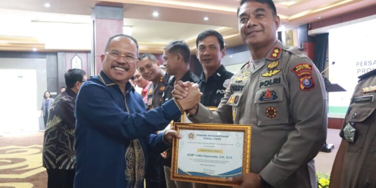 Kapolres Bartim Terima Penghargaan dari PWI untuk Dedikasi terhadap Dunia Jurnalistik