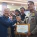 Kapolres Bartim Terima Penghargaan dari PWI untuk Dedikasi terhadap Dunia Jurnalistik