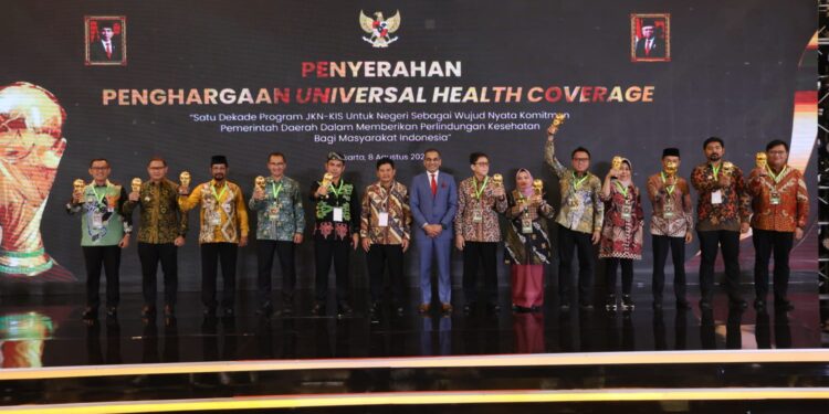 Pemkab Barito Timur Terima Penghargaan Universal Health Coverage