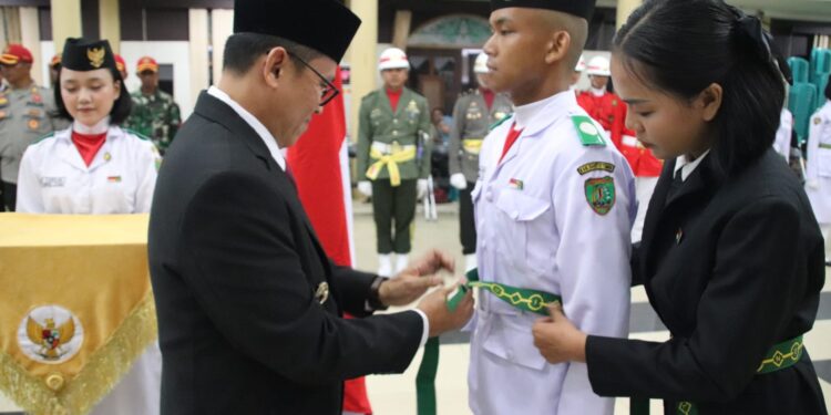 Indra Gunawan Kukuhkan Anggota Paskibra Barito Timur untuk HUT RI ke-79