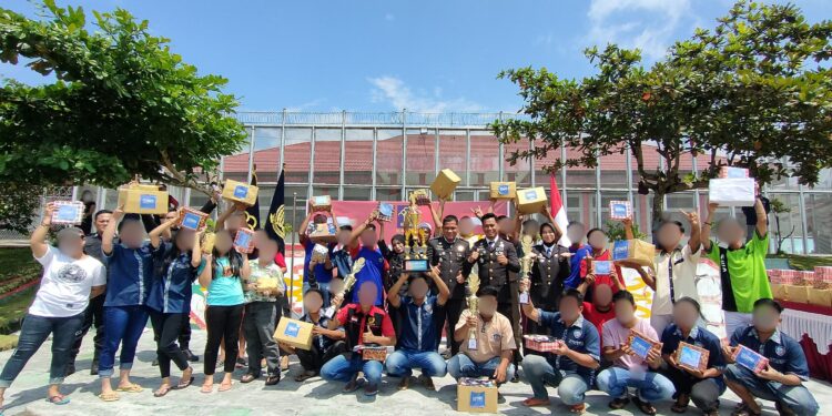 Rutan Tamiang Layang Serahkan Hadiah Lomba dalam Perayaan HUT ke-79 RI dan Hari Pengayoman