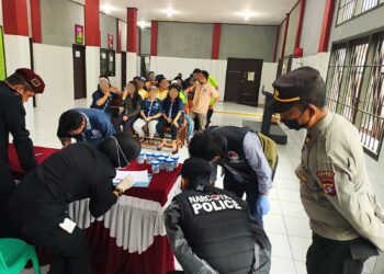 Rutan Tamiang Layang Gandeng Polres Barito Timur Lakukan Tes Urine Warga Binaan