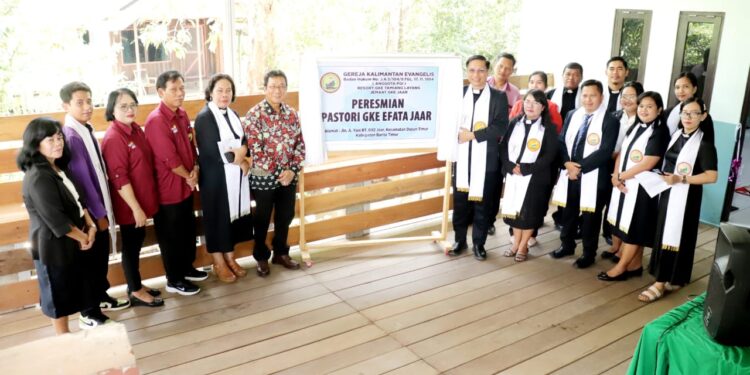 Sekda Barito Timur Resmikan Gedung Pastori dan Buka Pembekalan Pekerja Gereja di Jemaat GKE Jaar
