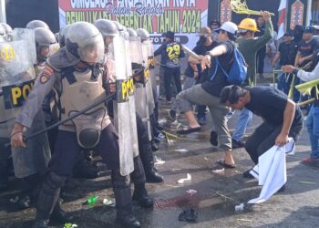 Petugas Berhasil Amankan Kantor KPU dari Massa yang Beringas