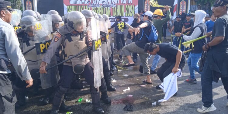 Petugas Berhasil Amankan Kantor KPU dari Massa yang Beringas