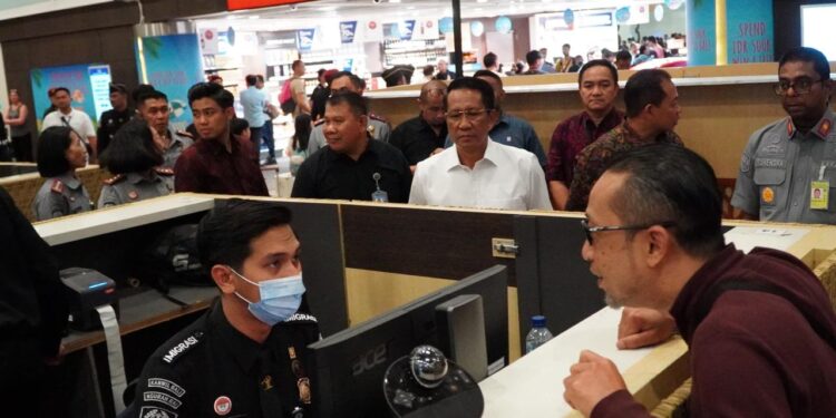 Dukung KTT IAF 2024, Menkumham Supratman Tinjau Layanan Imigrasi Di Bandara Ngurah Rai