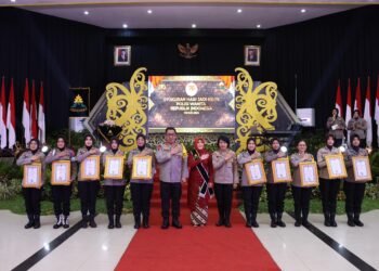 Empat Polwan Polres Barito Timur Terima Penghargaan dari Kapolda Kalteng