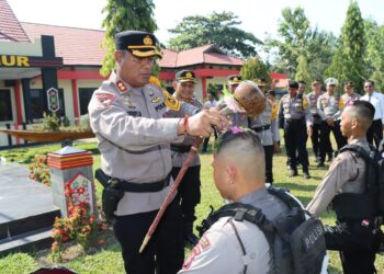 Polres Barito Timur Sambut 11 Bintara Remaja dengan Upacara Tradisi Penerimaan
