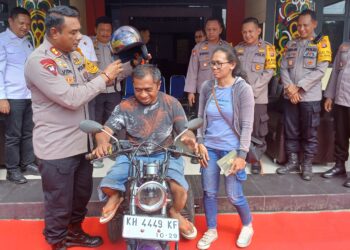 Kapolres Barito Timur Serahkan Motor Roda Tiga untuk Bantu UMKM Penyandang Disabilitas